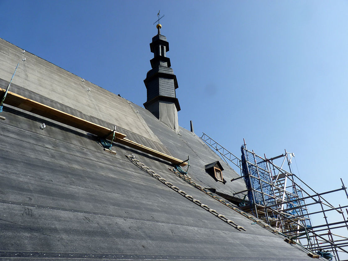 Dacharbeiten an St. Crescentius (Foto: Karl-Franz Thiede)
